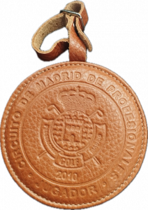 Llavero de piel con escudo grabado termograbado